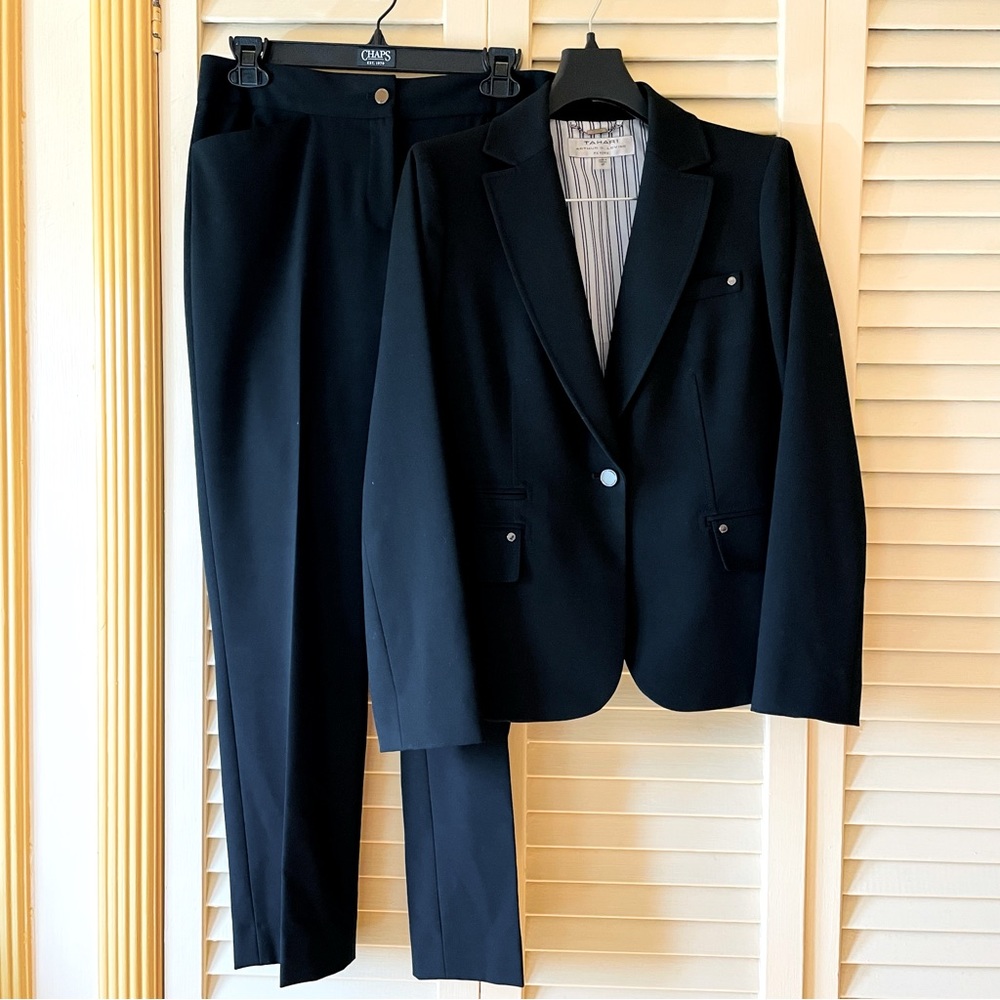 TAHARI SUIT